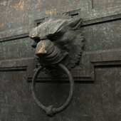 Старинная дверная ручка в виде льва