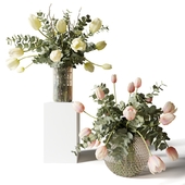 Букеты из эвкалипта и тюльпанов в стеклянных вазах