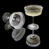 Corrugated glass goblet with wine