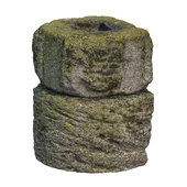 Древний каменный столб с зеленым мхом