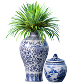 Декоративный набор китайских сине-белых фарфоровых ваз с красивым растением